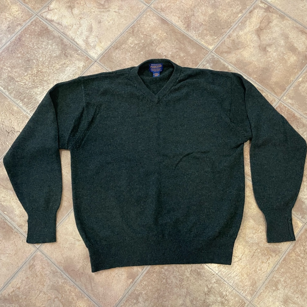 Pendleton discontinued mens 100% Lambswool sweater, vneck, good condition